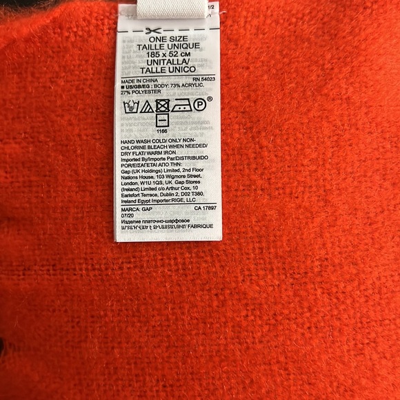 🆕GAP Red Tulip Fringe Scarf - Size 21”W x 72”L - Picture 4 of 4